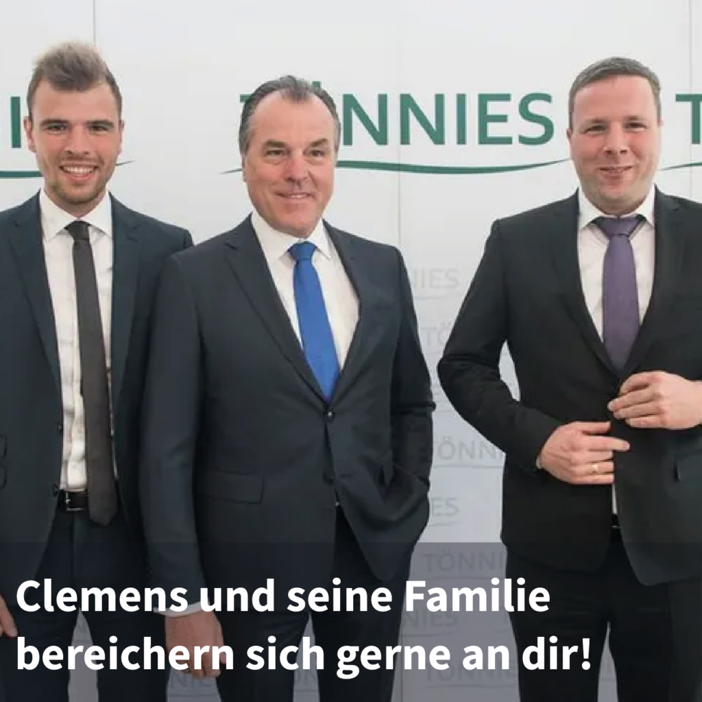 Clemens, Max und Robert Tönnies im Anzug, dahinter Tönnies-Schriftzug,Text: Clemens und seine Familie bereichern sich gerne an dir!