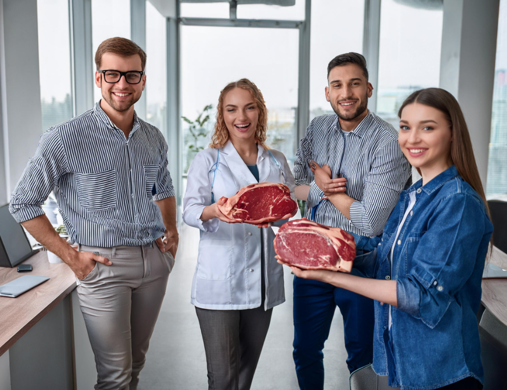 6 gut gelaunte junge personen in einem büroraum, blicke nach vorne, fleisch in den händen